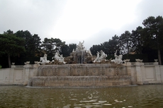 Schloss_Schönbrunn_Neptunbrunnen_01.JPG
